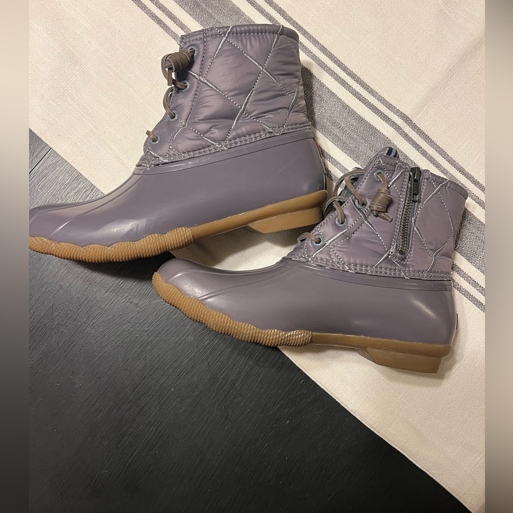 Sperry women’s Saltwater gray rubber and quilted duck boots, size 8